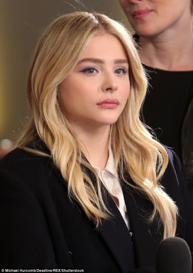 Cặp kè với người mẫu Playboy, con trai David Beckham bị chỉ trích - 3
Chloe Moretz im lặng trước thông tin chia tay với Brooklyn.