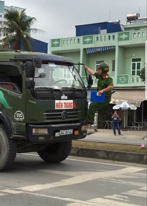 Tài xế cố tình cho xe chạy dù có cảnh sát đu bám trước đầu xe - 1
Tài xế vẫn điều khiển cho xe chạy mặc dù cảnh sát đang đu bám trước mũi xe (ảnh cắt từ clip)