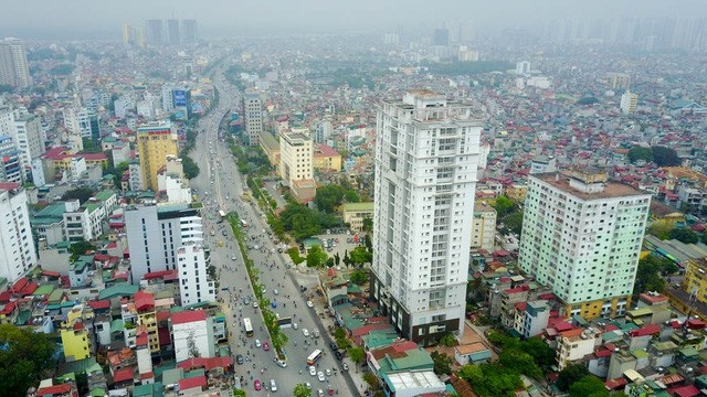 Những khu nhà tái định cư trên đất vàng Hà Nội bị bỏ không - 2
Dù có vị trí đắc địa nhưng dự án tái định cư số 4A trên phố Tạ Quang Bửu (quận Hai Bà Trưng) lại có hiện trạng vô cùng bi đát. Hoàn thiện từ năm 2015 nhưng vì không thỏa thuận được mức đền bù nên đến nay, tòa nhà vẫn để không một cách lãng phí.