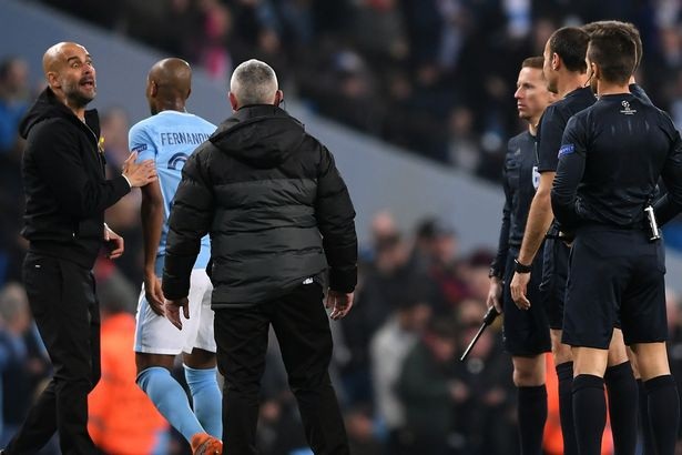 Ba tình huống trọng tài mắc sai lầm báo hại Man City - 3
Guardiola phát điên với trọng tài Lahoz