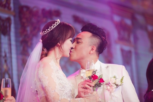 Hari Won lần đầu tiết lộ lý do Trấn Thành cầu hôn và bí quyết giữ chồng - 4 Trấn Thành cầu hôn Hari vào ngày 12/7/2016. Đến 25/12/2016 cả hai đã có đám cưới vô cùng lãng mạn và hoành tráng. Thế nhưng đây là lần đầu tiên Hari chia sẻ lý do Trấn Thành cầu hôn mình.