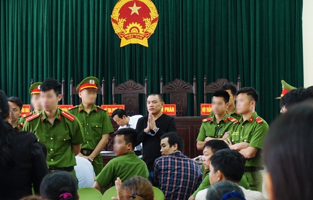Lĩnh án tử, trùm ma túy 3 lần trốn trại gây náo loạn phòng xét xử - 3 Phạm Văn Hùng chắp tay tạ tội người thân và động viên mọi người bình tĩnh trong khi chờ HĐXX nghị án