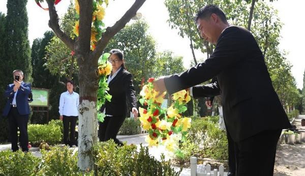 Trung Quốc: Đi tảo mộ 30 phút, check-in tại nghĩa trang, đút túi ngay cả triệu mỗi ngày - 5 Trung Quốc: Đi tảo mộ 30 phút, check-in tại nghĩa trang, đút túi ngay cả triệu mỗi ngày - 5