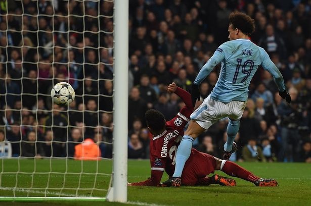 Ba tình huống trọng tài mắc sai lầm báo hại Man City - 2
Sane đưa bóng vào lưới nhưng bị các trọng tài từ chối bàn thắng