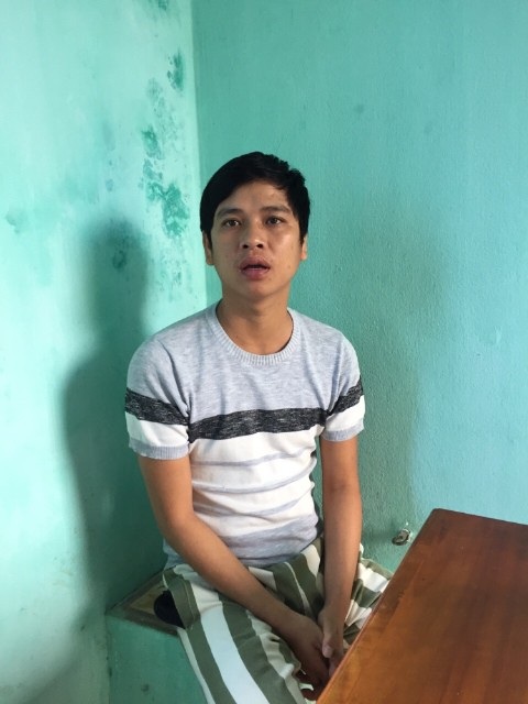 Phá đường dây cá độ bóng đá hàng chục tỷ đồng qua mạng - 2 Đối tượng Ngô Hữu Sô (trên) và Vy Tấn Sỹ tại cơ quan công an. (Ảnh Công an Quảng Nam)