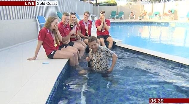 Các vận động viên bơi lội của đội tuyển Anh đã không thể giấu được tiếng bật cười trước tình huống “bi hài” mà phóng viên truyền hình Mike Bushell của đài BBC (Anh) vừa gặp phải.