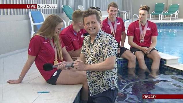 Thoạt tiên cuộc phỏng vấn vẫn diễn ra khá ổn sau cú ngã của phóng viên Mike Bushell nhưng rồi thiết bị âm thanh gặp trục trặc.