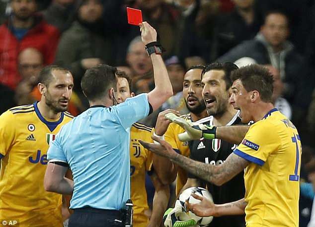 Trọng tài đã đúng hay sai khi cho Real Madrid hưởng phạt đền? - 2 Buffon bị đuổi vì tranh cãi dữ dội với trọng tài