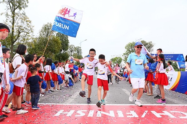 Vinschool gây quỹ thành công 3,7 tỷ đồng xây dựng cho trẻ em nghèo - 8 Không mang tính chất của một giải chạy thông thường, đích đến của EDURUN chính là lòng nhân ái, sự yêu thương và sẻ chia.