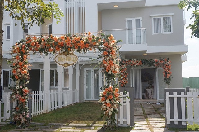 Chốn đi về sang trọng, đáng mơ ước của 4 Hoa hậu Việt đình đám - 13 Căn biệt thự liền kề của Hoa hậu Đặng Thu Thảo tại quận 9 (TPHCM) - nơi cô sống trước khi kết hôn. Lối vào được ốp đá, hai bên là cỏ tự nhiên. (Ảnh: Mai Trang).