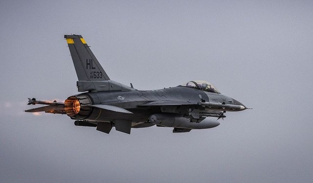 Dàn khí tài quân sự tiên tiến Mỹ đang triển khai xung quanh Syria - 4
Hiện thời Syria đang được bảo vệ bởi các trận địa và tổ hợp phòng không hàng đầu thế giới do Nga sản xuất, các chuyên gia cho rằng hỏa lực tổng hợp từ Mỹ vẫn có thể có khả năng xuyên thủng lá chắn thép. Hiện Mỹ đang triển khai hàng loạt các máy bay chiến đấu như F-16, A-10 tại căn cứ quân sự Thổ Nhĩ Kỳ. F-16 có thiết kế khí động học tối ưu cho các nhiệm vụ tác chiến trên không. Từ một máy bay chiến đấu hạng nhẹ, F-16 được nâng cấp thành máy bay đa nhiệm, có khả năng triệt tiêu hệ thống phòng không cho tới thống lĩnh không phận của đối phương. Hiện Mỹ cũng đang sở hữu một phi đội F-16 ở căn cứ tại Jordan. (Ảnh: Hải quân Mỹ)