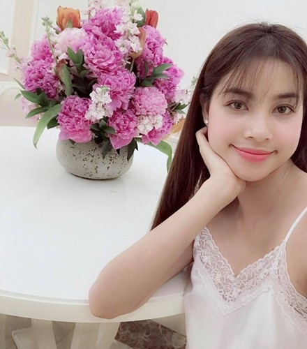 Chốn đi về sang trọng, đáng mơ ước của 4 Hoa hậu Việt đình đám - 10 Căn hộ của Phạm Hương luôn ngập tràn ngập sắc hoa.