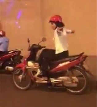Người phụ nữ “làm xiếc” trên xe máy khi qua hầm chui Kim Liên - 2 Thậm chí buông cả hai tay...