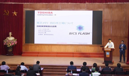 Kết nối cơ hội học tập, làm việc tại Nhật Bản cho sinh viên Việt Nam - 1
Ông Niinoutooshinobu - Trưởng nhóm phụ trách Bộ phận Phúc lợi Lao động, Hành chính - Nhân sự thuộc nhà máy Yokaichi, Toshiba Memory Corp, chia sẻ về cơ hội làm việc tại Toshiba với các bạn sinh viên năm cuối ĐH Mỏ-Địa chất.