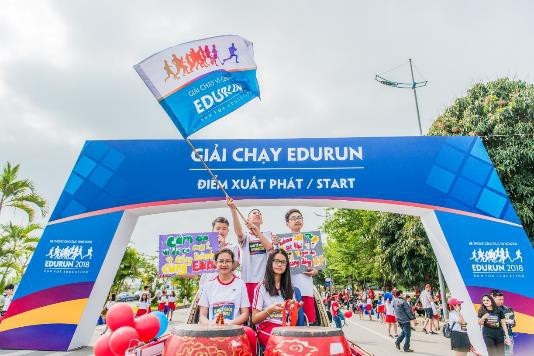 Hơn 21 nghìn người tham dự giải chạy Vì giáo dục Edurun 2018 tại Hà Nội và TPHCM - 10
Các bạn học sinh đã vô cùng chủ động trong việc thực thi nhiều nhiệm vụ trong giải chạy. Ngoài việc đóng vai trò tích cực tại quầy soát vé, giữ gìn trật tự và hướng dẫn thông tin cho người tham gia. Ở mọi cung đường đều có học sinh Vinschool chịu trách nhiệm cổ vũ tinh thần và phát nước uống.