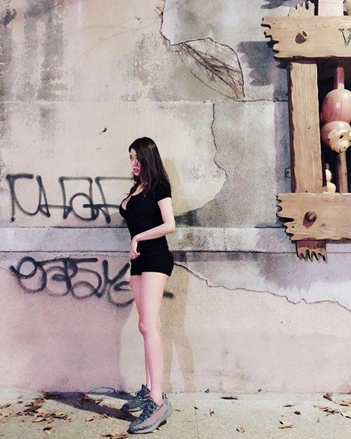 Mặc hớ hênh đi tàu điện, cô gái bất ngờ nổi tiếng - 6