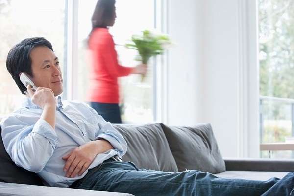 Chồng thơ ơ, đối xử với vợ nhạt nhẽo, bỗng dưng hừng hực lửa nóng - 1 Những ông chồng đi làm nhiều khi thường cư xử vô tâm, thờ ơ với các bà vợ nội trợ (Ảnh minh họa IT)