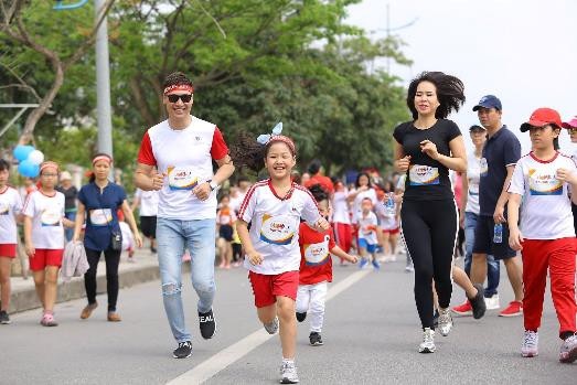 Hơn 21 nghìn người tham dự giải chạy Vì giáo dục Edurun 2018 tại Hà Nội và TPHCM - 4
Diễn viên Mạnh Trường hai năm liên tiếp tham dự EDURUN với vai trò Đại sứ, anh và con gái đã có một buổi sáng chủ nhật vô cùng đáng nhớ: Tôi cảm thấy rất tuyệt vời. Đây là một giải chạy vô cùng ý nghĩa, đặc biệt hơn khi có gia đình cùng tham gia. Qua chương trình này, các con cũng cảm nhận được ý nghĩa từ những việc làm rất nhỏ bé của mình, đó sẽ là nền tảng giúp các con nhận thức được bài học về tình yêu thương, lòng nhân ái!.