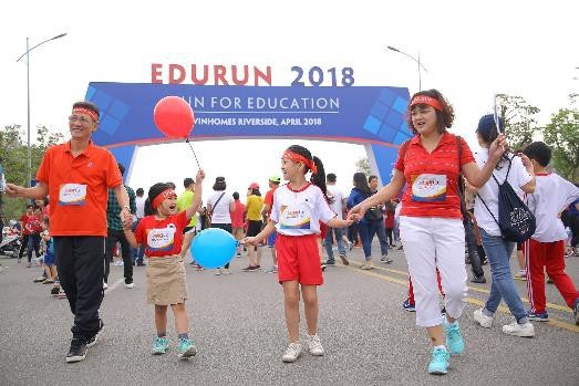 Hơn 21 nghìn người tham dự giải chạy Vì giáo dục Edurun 2018 tại Hà Nội và TPHCM - 6
Không chỉ trở thành một sự kiện vì cộng đồng, Edurun còn là dịp để gia đình cùng gắn kết tình cảm.