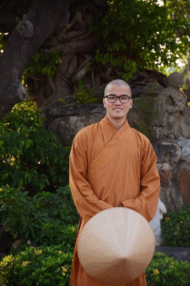 Sư thầy giành học bổng Harvard: “Mọi khó khăn đều là bậc thang dẫn đến đỉnh cao” - 2 Sư thầy Thích Tâm Tiến đi tu từ năm 15 tuổi, sau đó học cử nhân ở Thái Lan và hiện học thạc sĩ ngành Triết học tôn giáo ở trường Đại học Naropa (Hoa Kỳ).