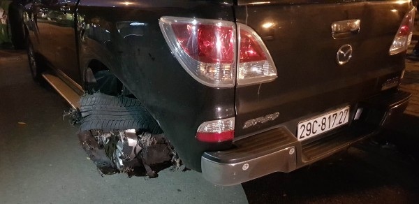 Chuyển hồ sơ vụ "xe điên" kéo lê người cho cảnh sát hình sự - 2
Chiếc xe bán tải sau khi gây tai nạn đã bị nổ lốp sau.