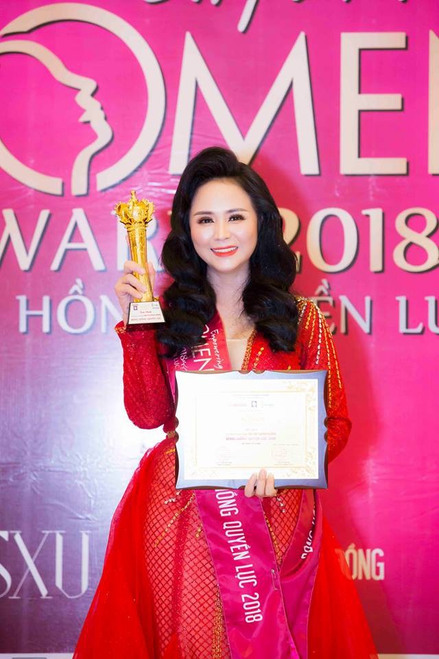 Nữ hoàng Hoa hồng Bùi Thị Thanh Hương – “Bông hồng quyền lực 2018” - 7 Với những thành tích xuất sắc trong kinh doanh, chị đã được vinh danh “Bông hồng quyền lực 2018” do Trung tâm phát triển doanh nhân Việt Nam trao tặng.