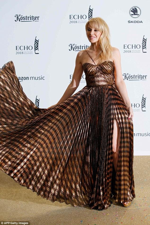 
Đầu tuần này, cô có mặt tại Đức để quảng bá cho album mới, album thứ 14 trong sự nghiệp.
