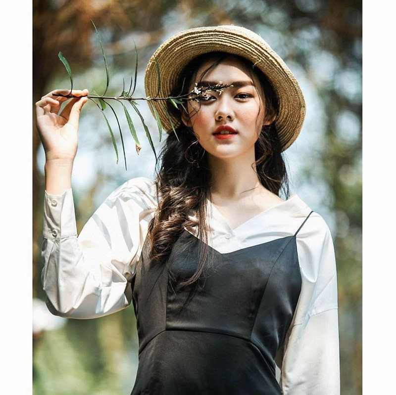 Nữ sinh 10x vừa học giỏi, vừa là mẫu ảnh "đắt show" - 2 Sau hàng loạt cái tên đình đám xuất thân từ trường Phan Đình Phùng như Quỳnh Anh Shyn, Trâm Anh, mới đây là “hot boy cầm cờ” Hồng Đăng thì cô bạn Nguyễn Tường San (sinh năm 2000) cũng là một trong những gương mặt mới đáng chú ý trong “bộ sưu tập” “trai xinh gái đẹp” của trường.