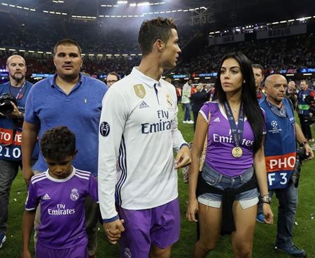 C.Ronaldo tỏa sáng, bạn gái xinh đẹp cũng được “thơm lây” - 4 … và trở thành một người đàn ông của gia đình