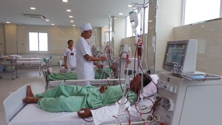 Có hay không tình trạng “cò buôn bán thận”? - 2 Nhu cầu ghép từ người suy thận giai đoạn cuối rất lớn nên nạn mua bán thận tung hoành