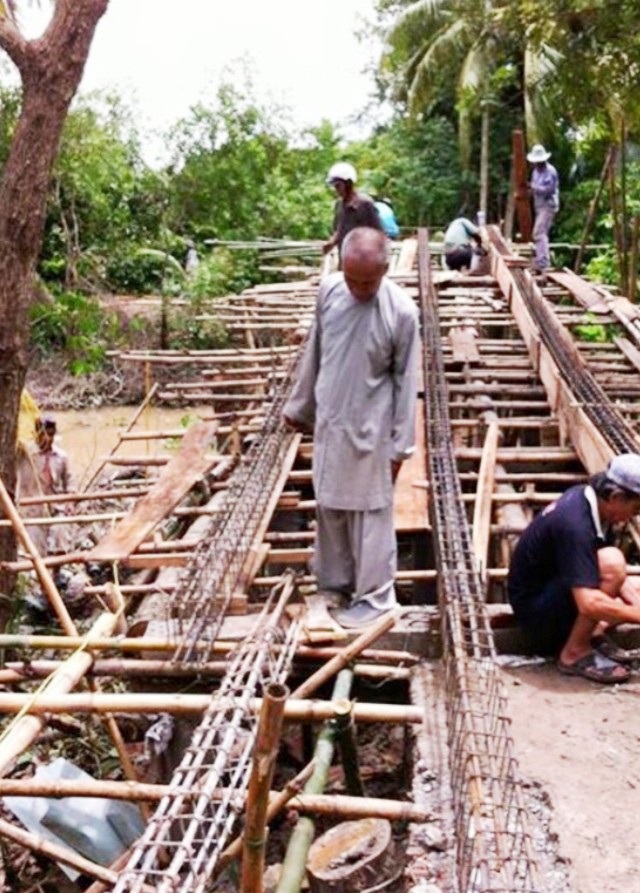 Người kết nối hàng trăm cây cầu nông thôn ở miền Tây Nam Bộ - 2 Thượng tọa Thích Minh Hạnh tại một cây cầu đang xây dựng.