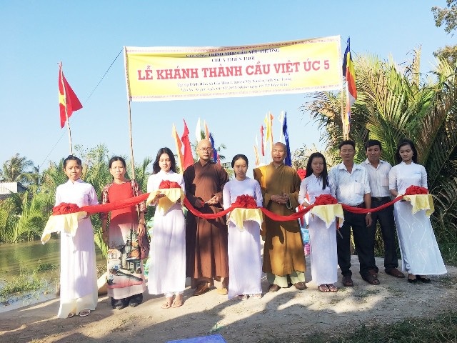 Người kết nối hàng trăm cây cầu nông thôn ở miền Tây Nam Bộ - 1 Thượng tọa Thích Minh Hạnh (thứ 5 từ phải qua) trong một lần khách thành cầu ở huyện Mỹ Xuyên, Sóc Trăng.