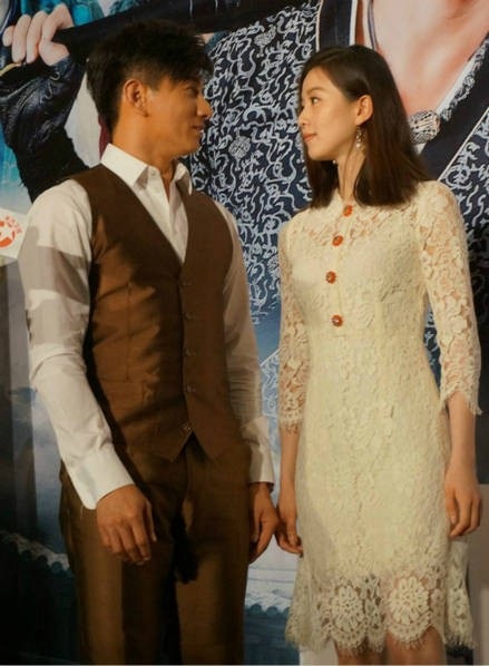 Lưu Thi Thi và Ngô Kỳ Long tình tứ tại sân bay giữa tin đồn ly hôn vì ngoại tình - 10
Lưu Thi Thi và Ngô Kỳ Long rất đẹp đôi.