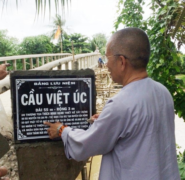 Người kết nối hàng trăm cây cầu nông thôn ở miền Tây Nam Bộ - 3 Thượng tọa bên một cây cầu đã kết nối với các nhà hảo tâm xây nên.