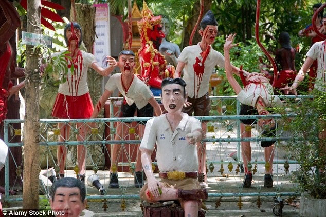 Rợn tóc gáy khi bước chân vào khu vườn địa ngục - 1 Khu vườn địa ngục với những bức tượng mô phỏng cảnh tra tấn ở thế giới bên kia, qua đó hướng con người sống thiện