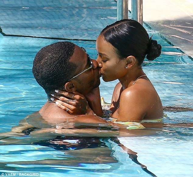 Hot girl gốc Việt tình tứ bên bạn trai cơ bắp - 1
Karrueche Tran khóa môi bạn trai Victor Cruz bên bể bơi ở Miami ngày 13/4 vừa qua