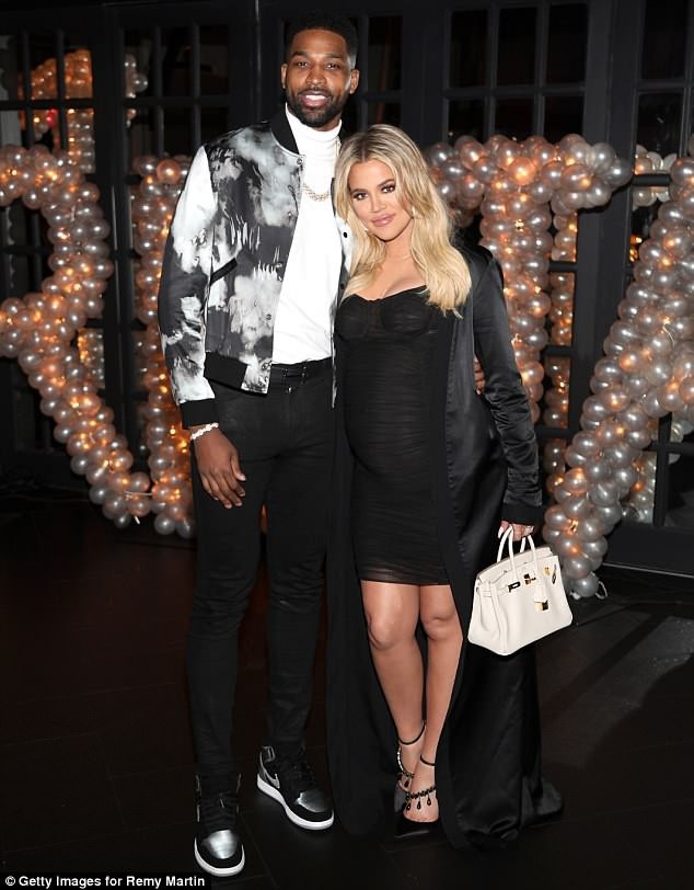 Kim Kardashian "phát ốm" với bạn trai của em gái - 5
Khloe sinh con gái đầu lòng tại một bệnh viện hạng sang của Ohio, cô có kế hoạch sớm về đoàn tụ cùng mẹ và chị em sớm nhất có thể và chưa đưa ra quyết định gì về tương lai của cô và Tristan