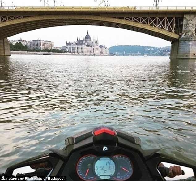 Đẳng cấp sang chảnh "chẳng kém ai" của hội con nhà giàu Hungary - 7 Trong khi đó, một thiếu gia Hungary có thú vui tao nhã hơn khi dạo chơi quanh sông bằng xe máy nước.