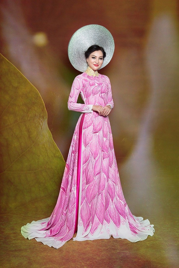 Nữ Hoàng Trần Huyền Nhung lộng lẫy với quốc phục sen hồng của NTK Tuấn Hải - 5 Nữ Hoàng Trần Huyền Nhung lộng lẫy với quốc phục sen hồng của NTK Tuấn Hải - 5