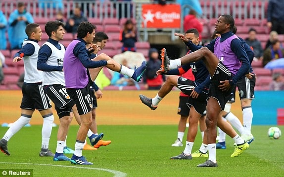Luis Suarez ghi bàn, Barcelona giành 3 điểm quan trọng trước Valencia - 15
Cầu thủ Valencia khởi động trước trận đấu