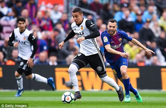 Luis Suarez ghi bàn, Barcelona giành 3 điểm quan trọng trước Valencia - 11
Trận đấu diễn ra đầy căng thẳng ở những phút đầu tiên