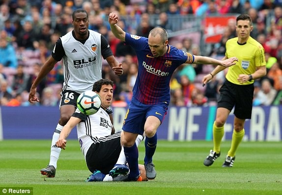 Luis Suarez ghi bàn, Barcelona giành 3 điểm quan trọng trước Valencia - 10
Trận đấu đang diễn ra với tốc độ cao, Iniesta đang bị hai cầu thủ Valencia theo sát