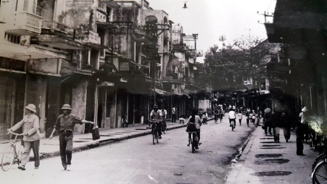 Đường phố Hà Nội cũng sớm mang đậm một bầu không khí bình dị, cổ kính.