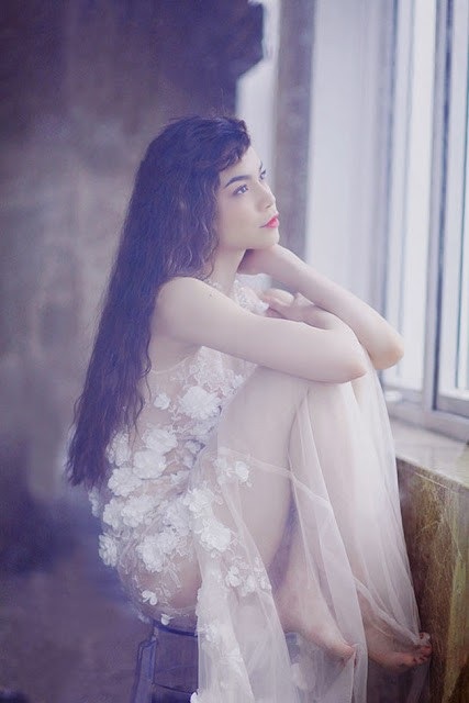 Chỉ cần che chắn kĩ và tạo dáng tinh tế, Hồ Ngọc Hà quyến rũ và gợi cảm một cách chừng mực.