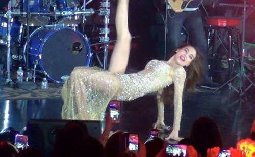 Hồ Ngọc Hà vốn rất chuộng những bộ đồ biểu diễn bó sát, đặc biệt những trang phục ít vải, mỏng manh. Và cũng chính sở thích đó không ít lần khiến cô gặp sự cố, và chỉ cần một tích tắc cũng đủ cho hàng chục ống kính kịp ghi lại.