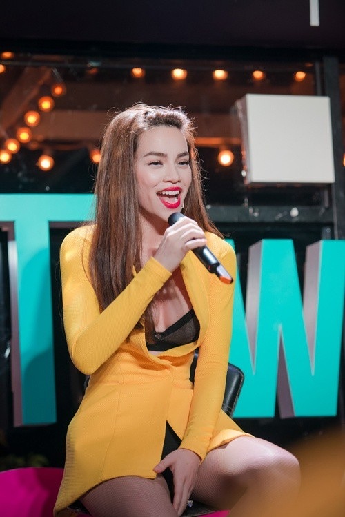 Năm 2015 cũng tại một quán bar, Hồ Ngọc Hà lại một phen khiến công chúng phải đỏ mặt.