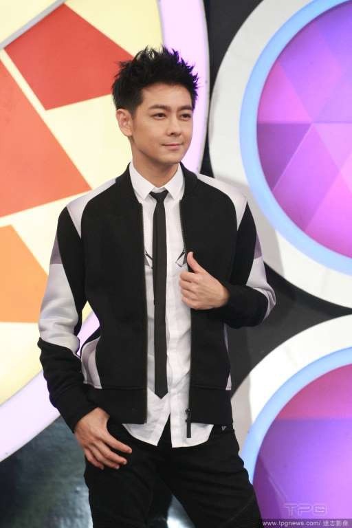 
Lâm Chí Dĩnh thường xuyên khoe ảnh đời thường bên các con trên trang cá nhân. Dù đã có gia đình, lượng fan nữ của Lâm Chí Dĩnh vẫn không giảm sút.
