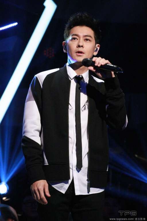 
Ngôi sao nổi tiếng tâm sự, dù đã có 3 cậu con trai đáng yêu, kháu khỉnh, Lâm Chí Dĩnh vẫn muốn có thêm cô con gái.
