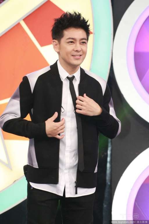 
Vợ chồng Lâm Chí Dĩnh đã có với nhau ba cậu con trai, con trai lớn 6 tuổi còn hai con trai sinh đôi gần 2 tuổi. Lâm Chí Dĩnh tâm sự, anh thích dành thời gian bên vợ con.
