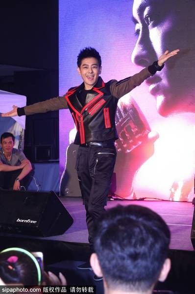 
Lâm Chí Dĩnh trình diễn sôi động một vài ca khúc trong album mới trước khán giả có mặt tại buổi họp báo giới thiệu album mới.
